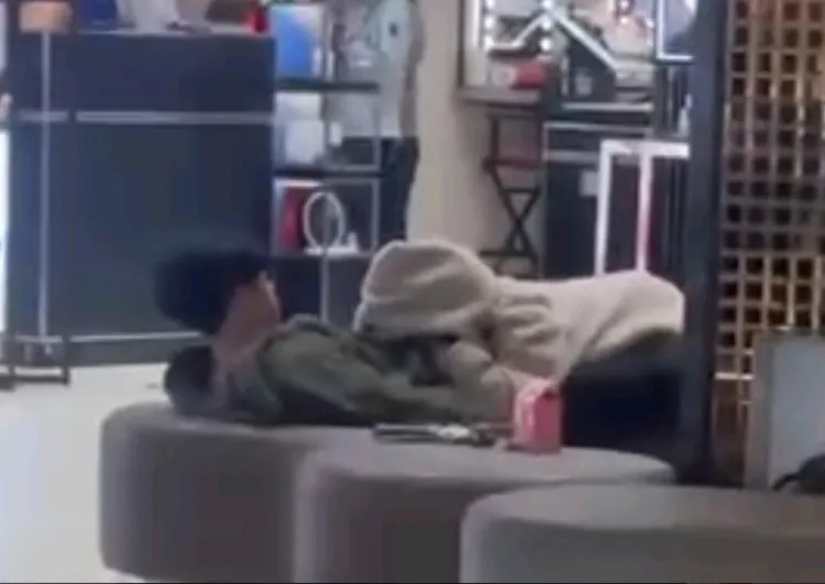 網路上出現一段百貨公司影片，影片中一對小情侶慾火焚身，疑似當場「玩吹吹」。翻攝《爆料公社》社團