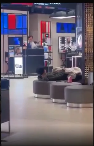 影片中一對小情侶慾火焚身，疑似當場「玩吹吹」，一旁的民眾也感到無奈攤手。翻攝《爆料公社》社團