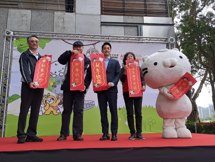 財神爺農曆春節將不定時在纜車各車站向大家拜年。台北捷運公司提供