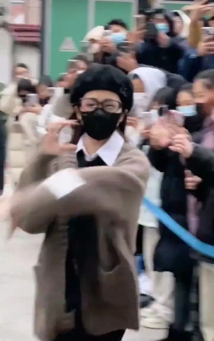 白鹿今早上工邊跑邊和粉絲比心。翻攝晴天啤梨洋哇哇微博