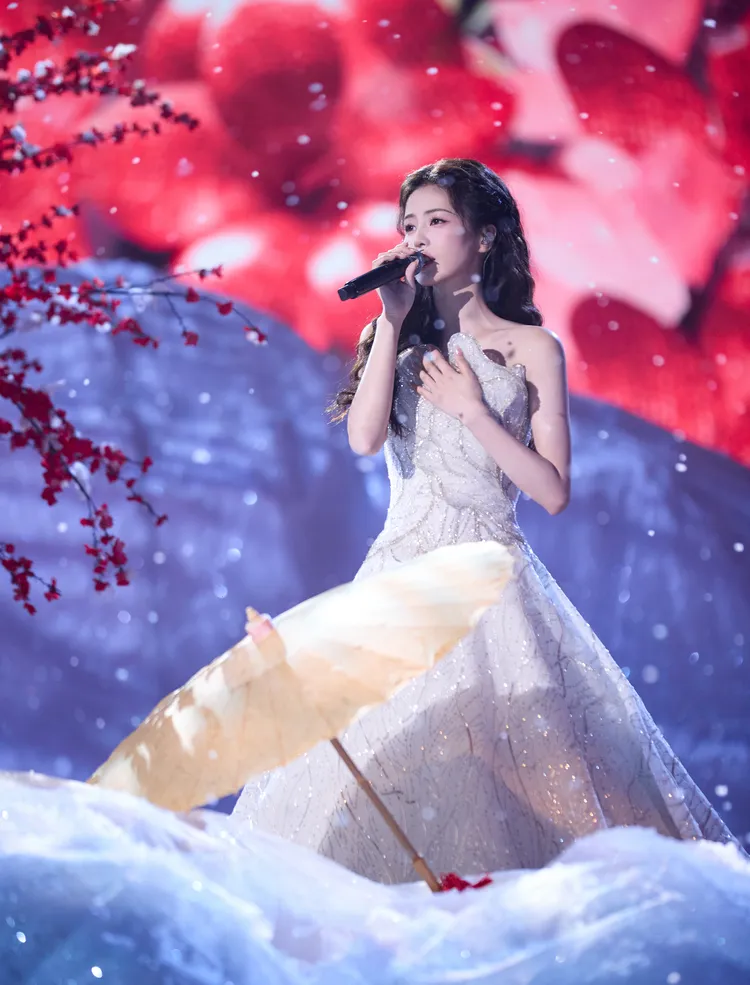 白鹿在唯美布景下獻唱。翻攝白鹿資訊站微博