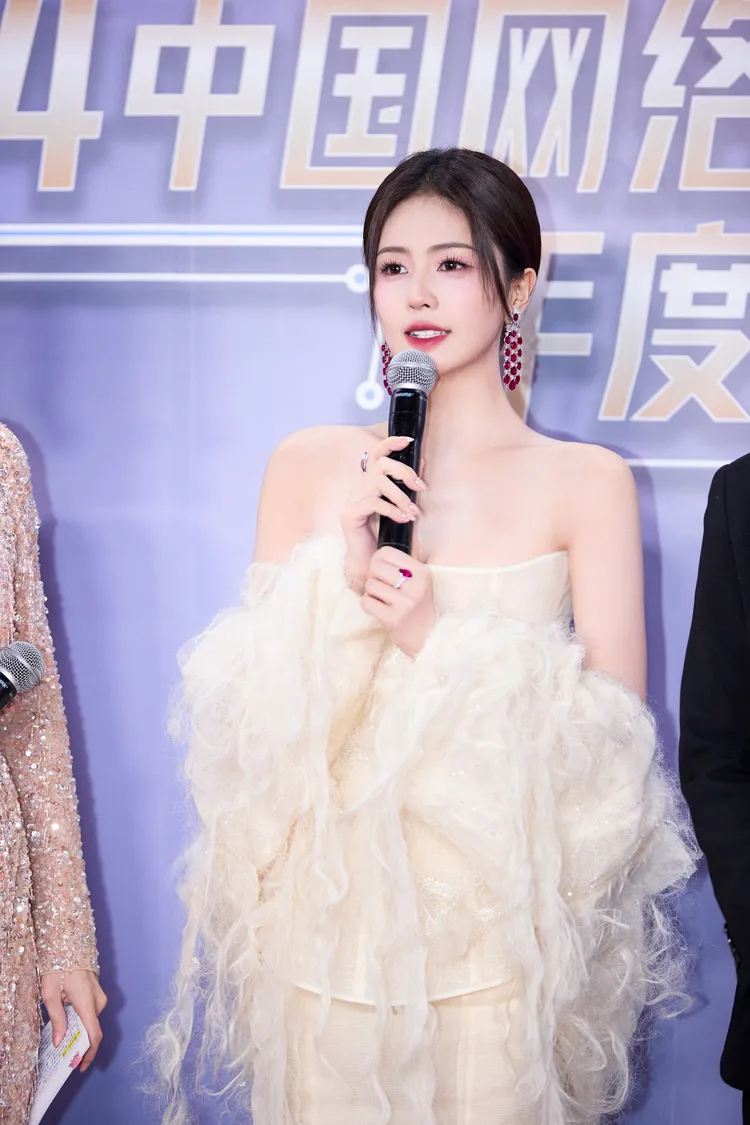 白鹿以一襲淺藕色平口羽毛禮服亮相紅毯。翻攝白鹿資訊站微博