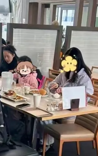 章子怡（左）素顏與女兒用餐。翻攝芒果撈小萌主微博