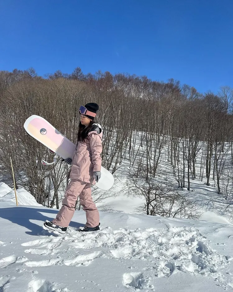 李晶晶的滑雪look相當粉嫩。翻攝李晶晶IG