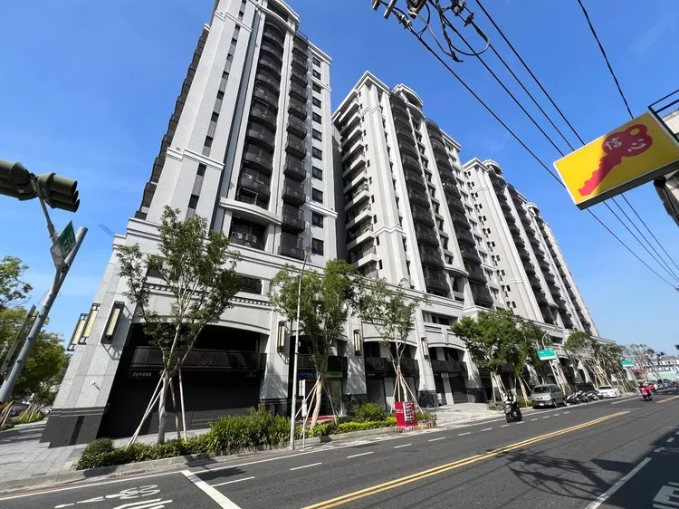 「清景麟巴克禮」位屬崇德路具備黃金門牌，店面挑高總價2500萬元起，適合診所、仲介、便利超商、設計工作室、早餐店等業種。葉家銘攝