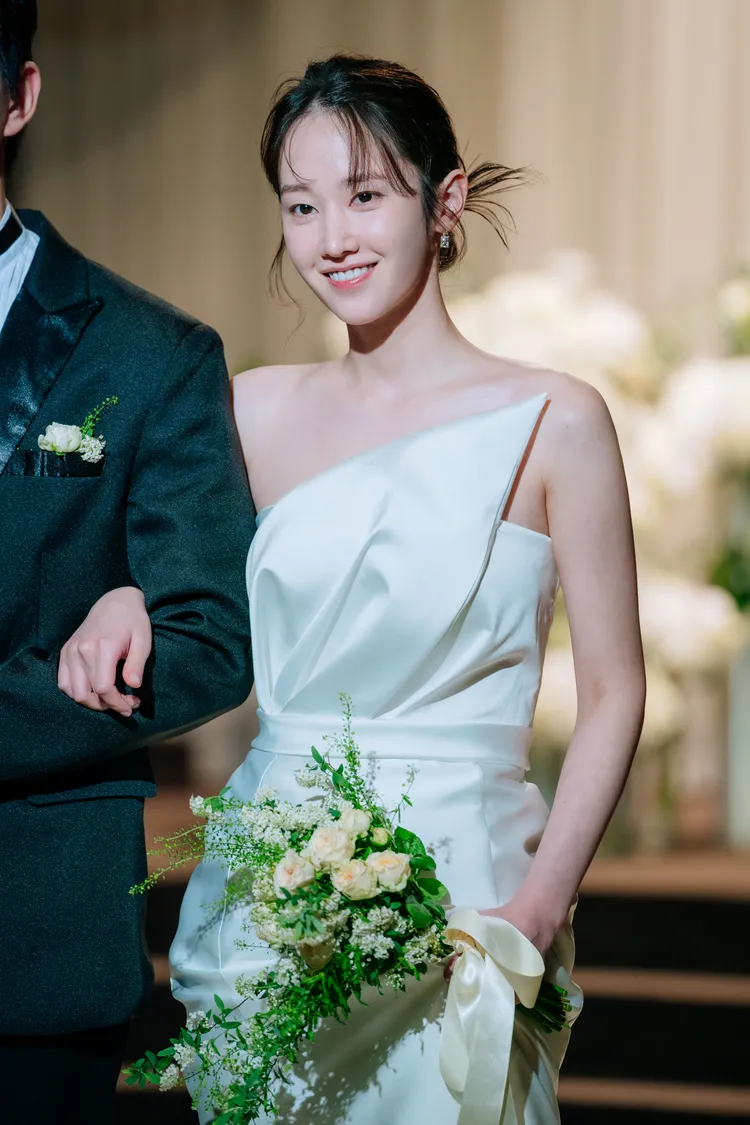 全鐘瑞劇中跟15年好友契約結婚，假扮對方老婆。friDay影音提供