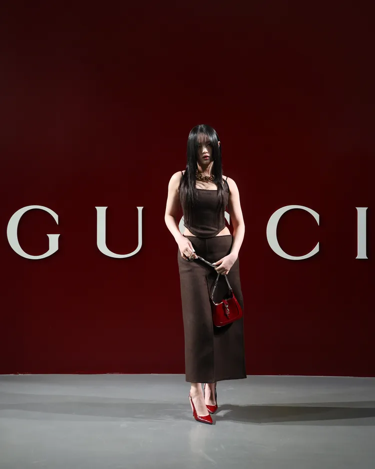 Hanni現身GUCCI秀場，甜美臉蛋全被公主切髮型給遮住。品牌提供