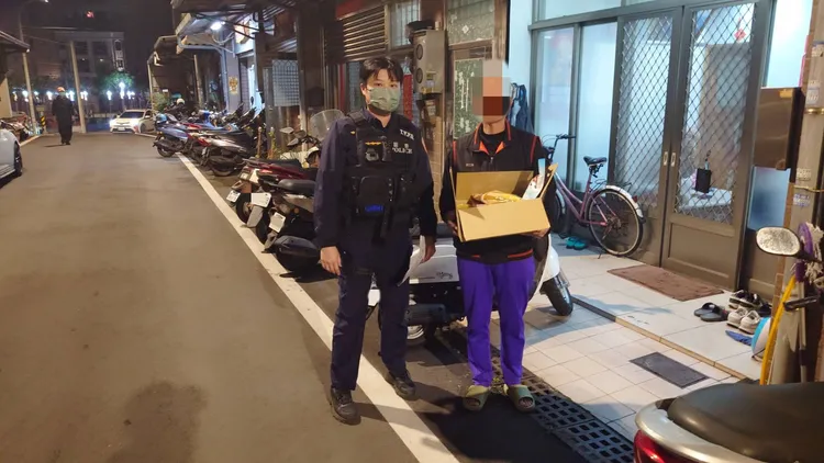 大園警分局贈送民生物資。大園警分局提供
