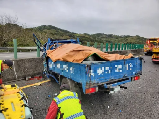 國3小貨車追撞緩撞工程車再失控衝護欄　駕駛不治釀1死1傷