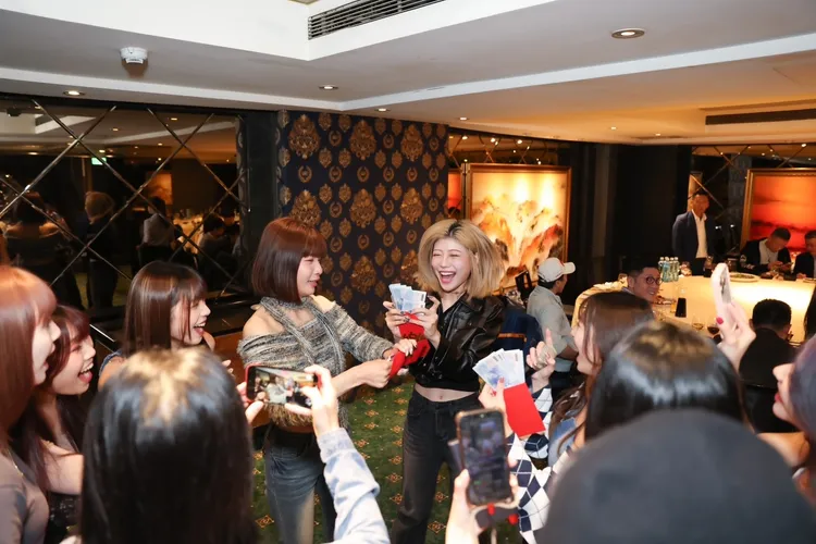 隊長小楓（中間穿黑色衣服者）拿紅包，笑到合不攏嘴。想想時間有限公司