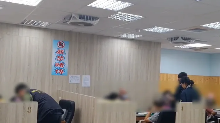 棋牌社牆上還有嚴禁賭博告示。桃園警分局提供