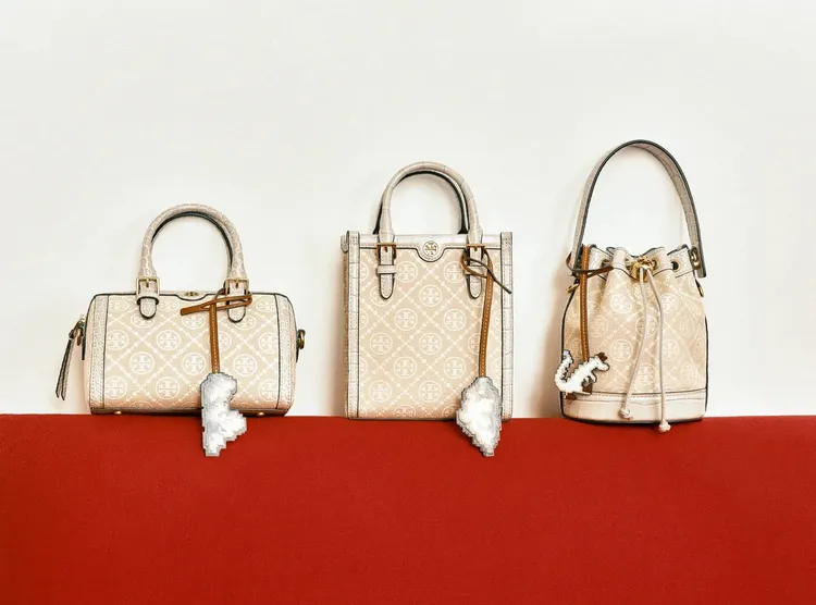 龍年系列T Monogram迷你雲朵酒桶包（左起）1萬9900元、T Monogram迷你雲朵托特包1萬6900元、T Monogram迷你雲朵水桶包1萬9900元。品牌提供