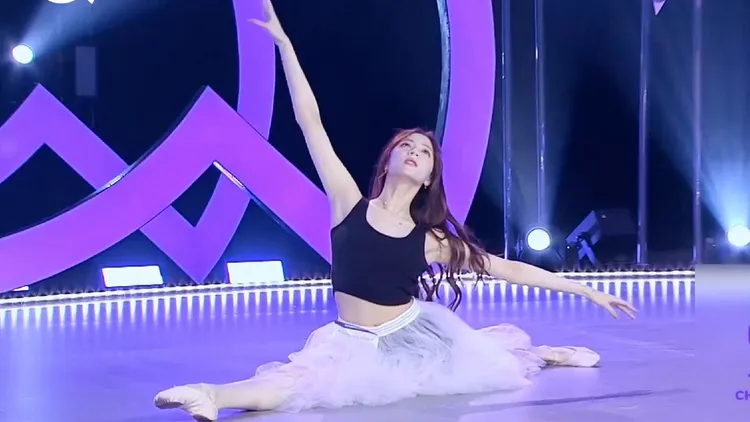 歐陽娣娣在團體表演後獲得獨秀機會，表演芭蕾舞。翻攝班尼弟弟微博