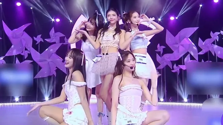 最後由馬來西亞學員Elyn（中）獲得該組MVP。翻攝班尼弟弟微博