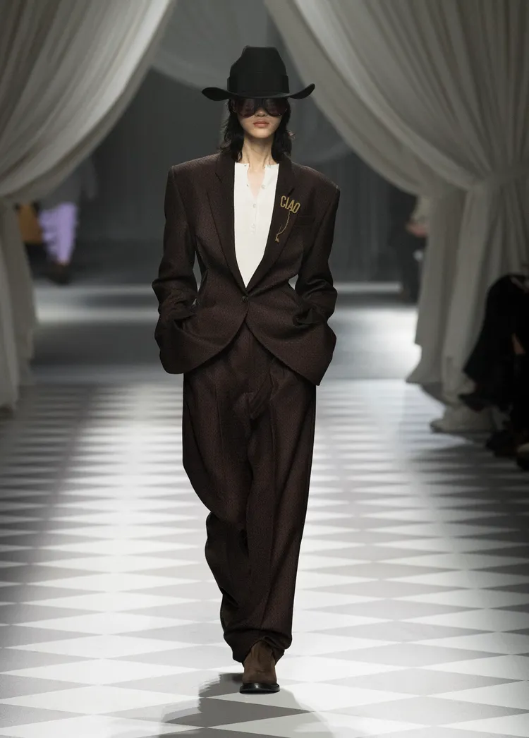 西裝外套利用金色字樣的「CIAO」點綴。品牌提供
