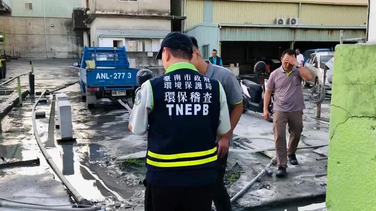 環保局派員前往稽查。環保局提供