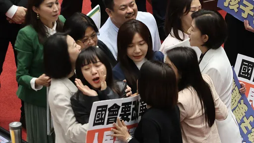 吳沛憶「我驚呆了」 批藍委違規帶麥克風進議場竟還想用喬的