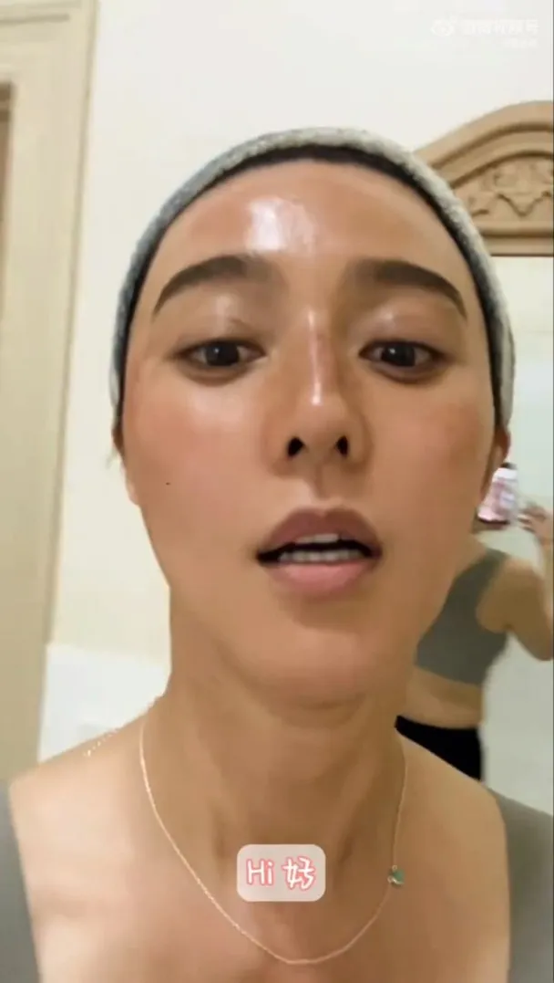 眼尖網友從鏡子反射畫面中發現范冰冰腰間擠出一點點贅肉。翻攝范冰冰微博影片