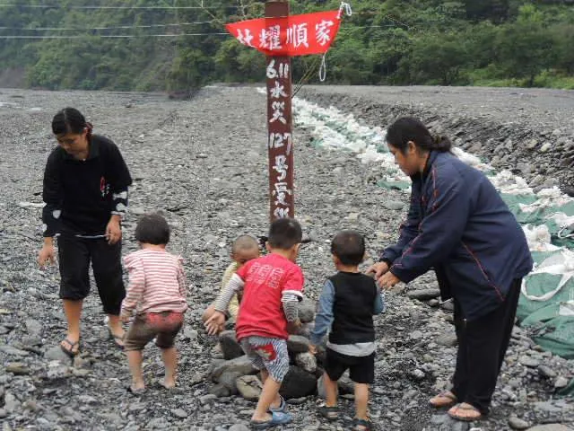 復興里布農族人從殘礫中尋找家園的記憶。取自台邦．撒沙勒臉書