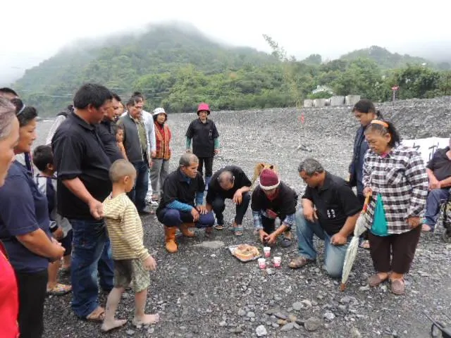 族人告訴祖靈將踏上國賠之路。取自台邦．撒沙勒臉書