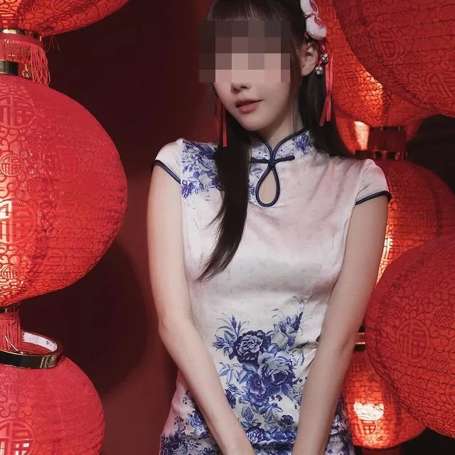 情人節時Sharon換上旗袍，甜喊「 愛我的人會好運旺旺，請繼續愛護我吧」。翻攝自Sharon社群