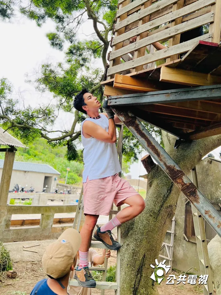 曾敬驊到馬祖東莒幫忙搭建樹屋。公視提供