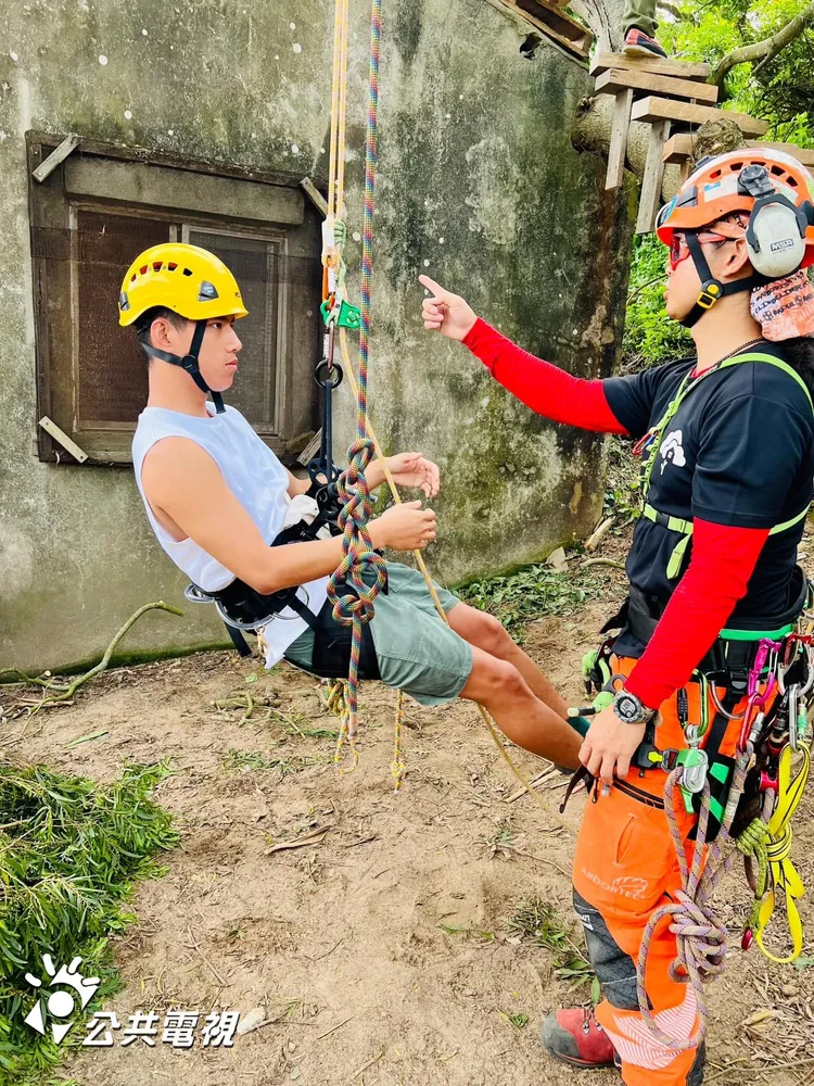 朱軒洋（左）自告奮勇擔任攀樹組，被讚有做工潛力。公視提供