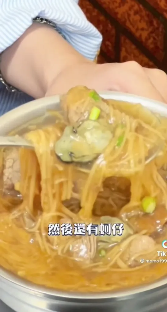 台灣傳統小吃蚵仔麵線。TikTok@momo19911224 / IG：momo19911224 提供