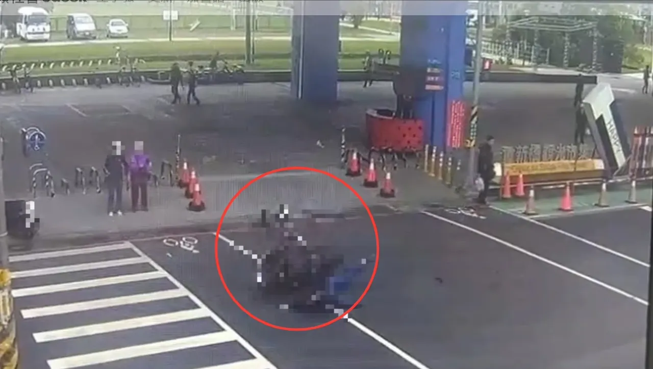 行人、騎士與機車捲成一團,翻滾摔飛數十公尺。翻攝畫面