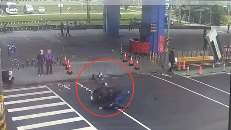 行人、騎士與機車捲成一團，翻滾摔飛數十公尺。翻攝畫面