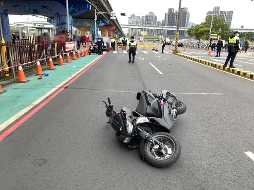 三重男違規穿越馬路遭騎士撞上 兩人連機車捲成一團翻滾重摔畫面曝