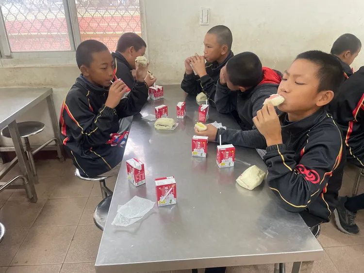 小球員們收到保久乳非常開心。頂新和德文教基金會提供