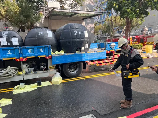 自撞路墩!楠梓科技產業園區鹽酸槽車洩漏 環保局開罰了