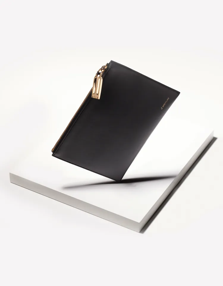 入手18K黃金款會再加贈聯名旅行收納袋。品牌提供