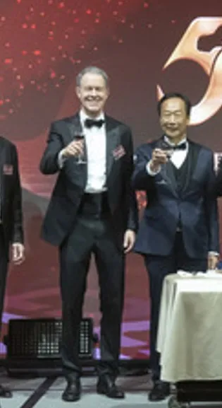 外媒曾點名蘋果營運長威廉斯最有可能接替庫克，成為下一任執行長。他親自來台，顯見蘋果對鴻海的重視。中央社