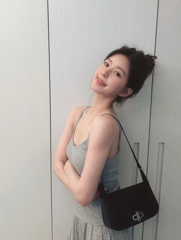 趙露思以休閒裝扮搭配PEDRO新款Icon腋下包。翻攝PEDRO小紅書