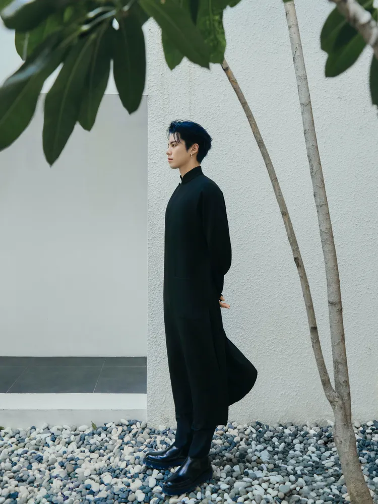 王鶴棣身穿新中式黑色長袍亮相化身民國男神。翻攝王鶴棣微博
