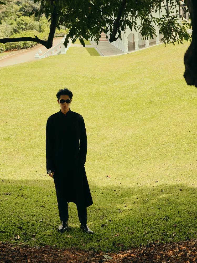 王鶴棣搭配黑藍相間的PEDRO Icon切爾西靴。翻攝王鶴棣微博