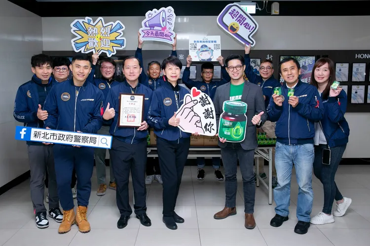 新北市警察局主任秘書張素菱感謝白蘭氏三得利慷慨捐贈1萬6千餘罐「白蘭氏雙認證鷄精」。業者提供