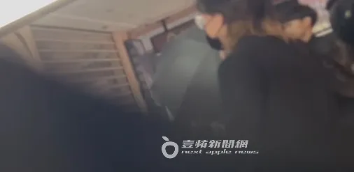 LE SSERAFIM到鼎王慶功，保鑣用手撥開攝影機，還拿大雨傘遮擋，加碼附送強光手電筒照臉。特勤中心攝