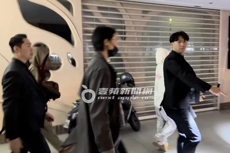 保鑣（右起）對鏡頭比出中指，宮脇咲良一身白色休閒服將臉遮住，和留紅髮的許允真壓隊上車，5位成員完全未瞧粉絲正眼，態度高傲。特勤中心攝