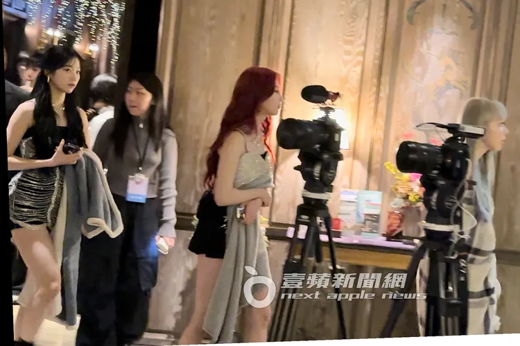 「小櫻花」宮脇咲良（右起）、許允真，及深髮綁公主頭的中村一葉，都穿短版黑細肩帶小可愛和短裙。特勤中心攝