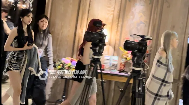 綁著公主頭的中村一葉（左起），小露一雙超長辣腿及纖細手臂，跟在許允真、宮脇咲良身後。特勤中心攝