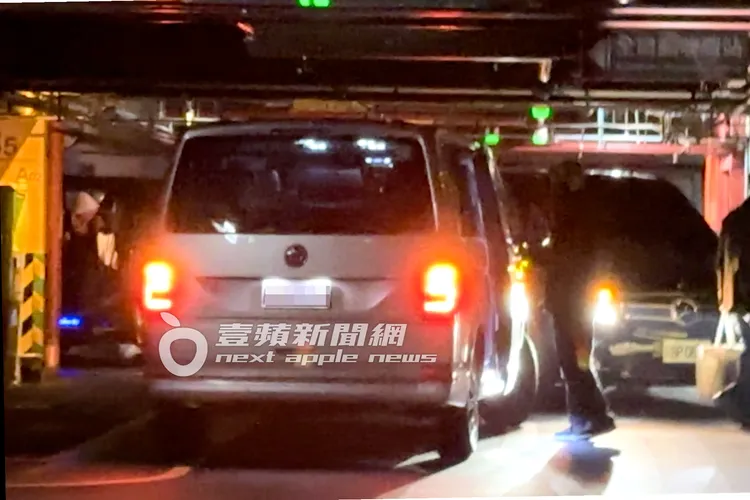 宮脇咲良走回保母車上拿東西，才跟洪恩採（左）一起搭電梯上樓。特勤中心攝