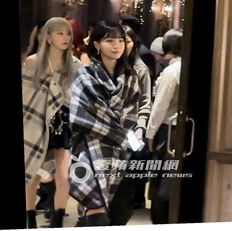 LE SSERAFIM成員金采源、宮脇咲良在君品酒店，換上一身超火辣短裙，露香肩美背、小蠻腰和長腿。特勤中心攝