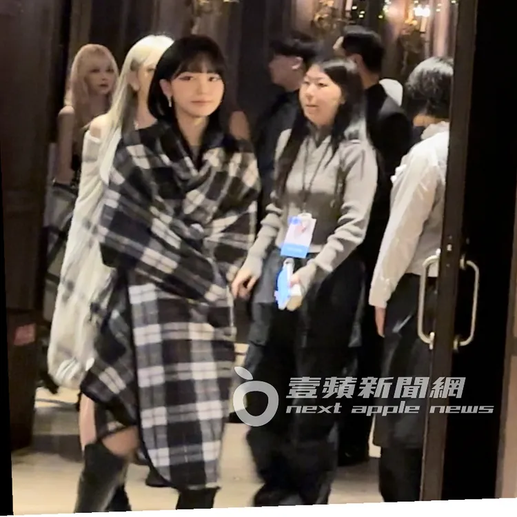 LE SSERAFIM隊長金采源、金髮的 「小櫻花」宮脇咲良和老么洪恩採，穿著超短迷你裙及平口小洋裝，小露一雙火辣長腿和香肩美背。特勤中心攝