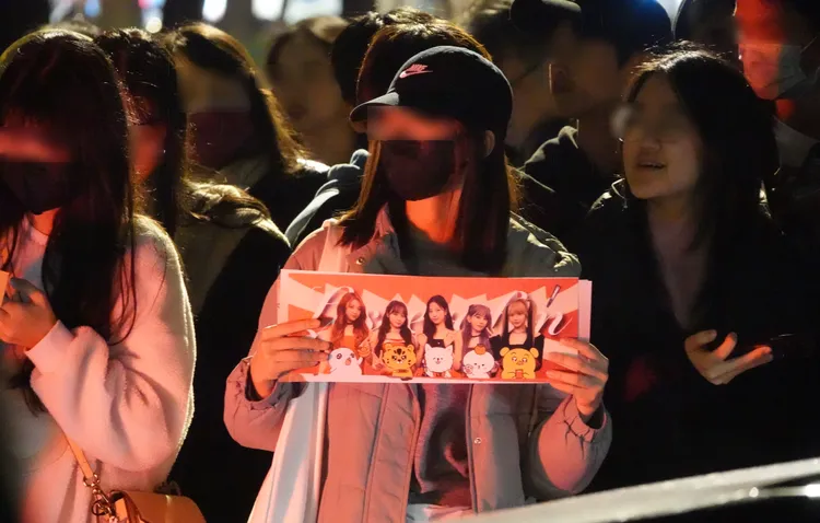 LE SSERAFIM在小巨蛋錄到凌晨，5位成員換裝搭上保母車，大批粉絲到車道，高舉應援手幅一賭偶像風采。特勤中心攝