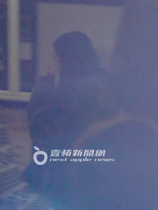 LE SSERAFIM成員中村一葉，緊跟在金采源身後快步上樓到鼎王慶功。特勤中心攝