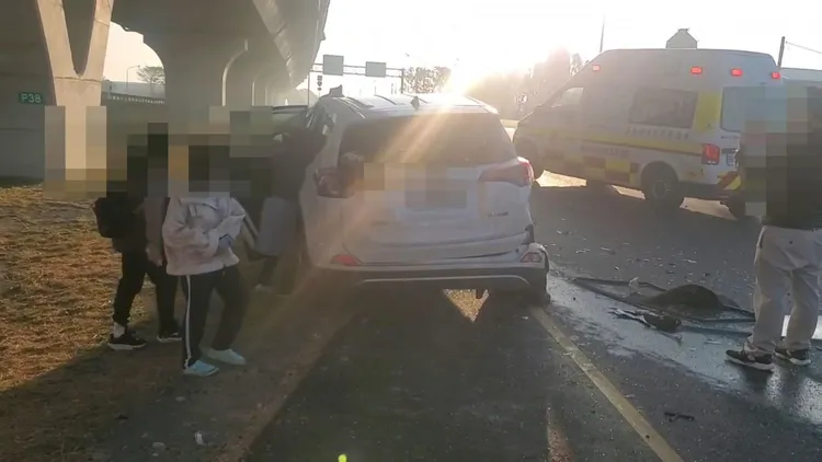 救護人員協助將傷者送醫。民眾提供