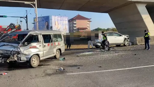 嘉義82快速道朴子匝道車禍　廂型車撞休旅車！9人受傷送醫